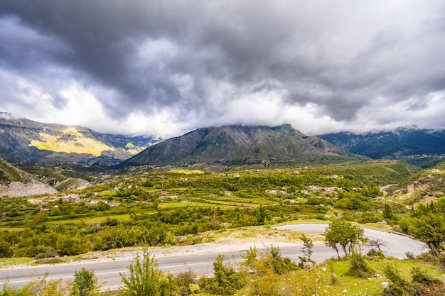 Bela paisagem na montanha com lindo céu.