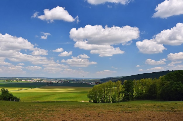 Bela paisagem natural cenário com céu e nuvens República Checa