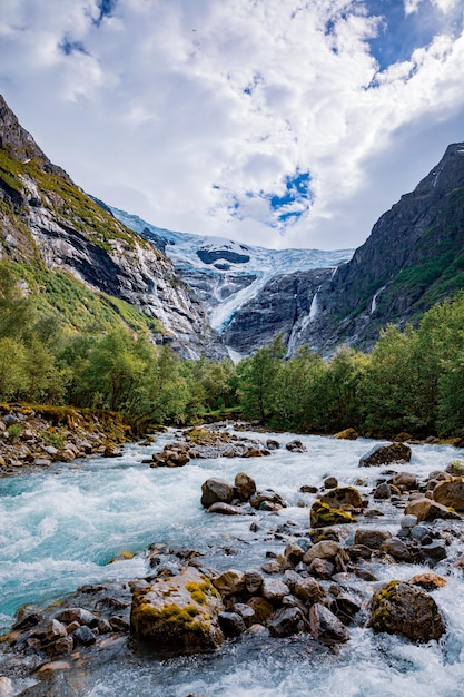 Bela paisagem natural da Noruega da natureza. Geleira Kjenndalsbreen.