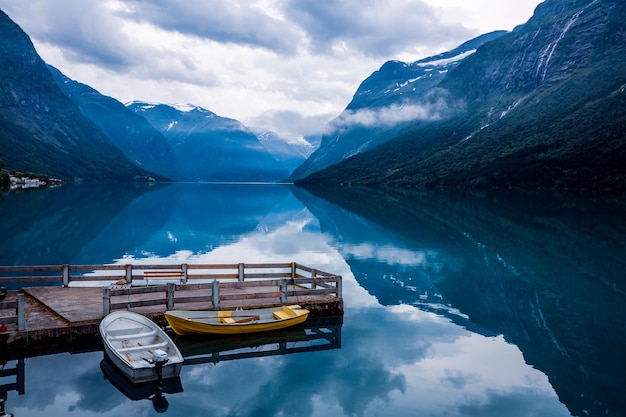 Bela paisagem natural da Noruega da natureza. lago lovatnet.