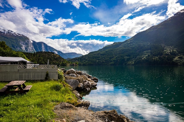 Bela paisagem natural da Noruega da natureza. lago lovatnet.