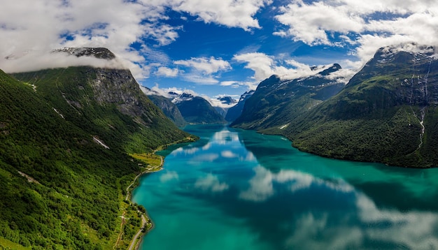 Bela paisagem natural da Noruega da natureza. vale de Lodal do lago lovatnet.