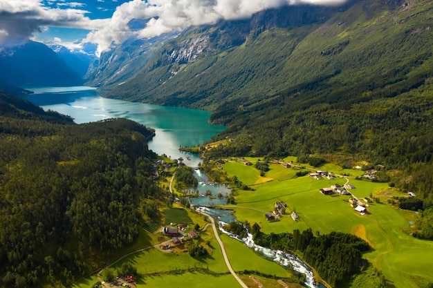 Bela paisagem natural da Noruega da natureza. vale de Lodal do lago lovatnet.