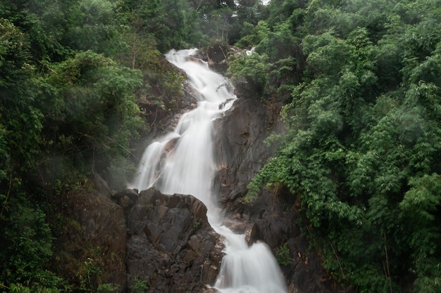 Bela paisagem natural krating cachoeira na estação chuvosa e refrescante floresta verdejante no parque nacional de khoa khitchakut chanthaburi província tailândia vista aérea