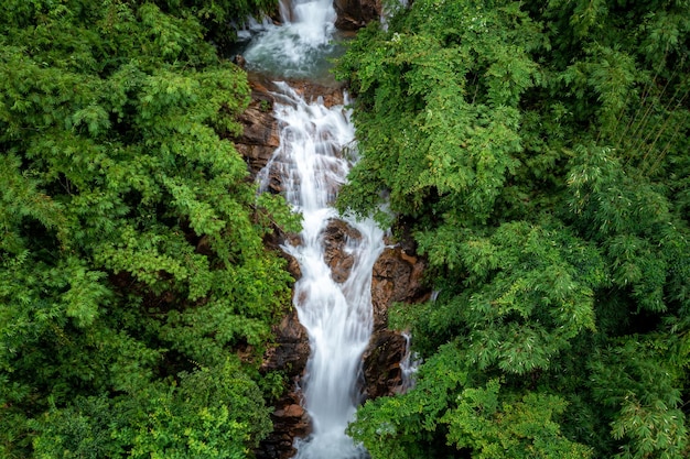 Bela paisagem natural krating cachoeira na estação chuvosa e refrescante floresta verdejante no parque nacional de khoa khitchakut chanthaburi província tailândia vista aérea