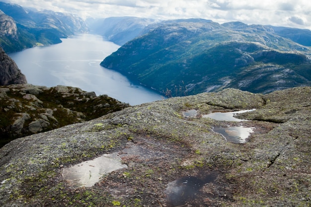 Bela paisagem natural na noruega. natureza selvagem incrível na europa.