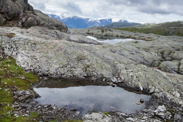 Bela paisagem natural na Noruega. Natureza selvagem incrível na Europa.