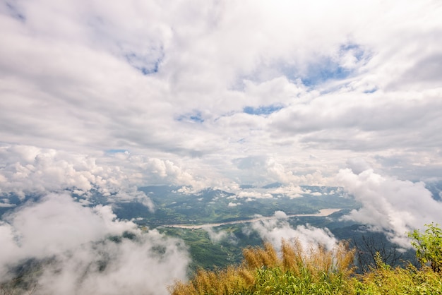 Bela paisagem natural vista de alto ângulo da floresta do rio Mekong e nuvens brancas no céu na montanha no ponto de vista Doi Pha Tang, província de Chiang Rai, Tailândia