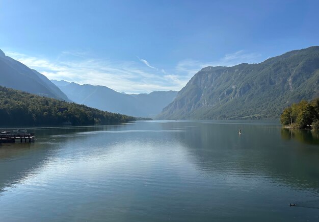 Bela paisagem no lago bohinj contra o fundo de montanhas e céu azul