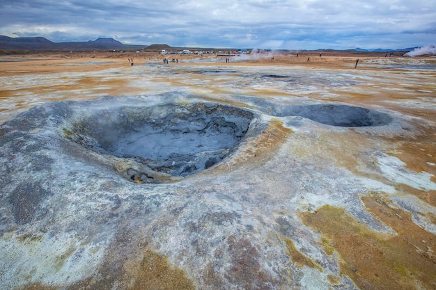 Bela paisagem no parque de Myvatn com piscinas de água e enxofre fervente Islândia