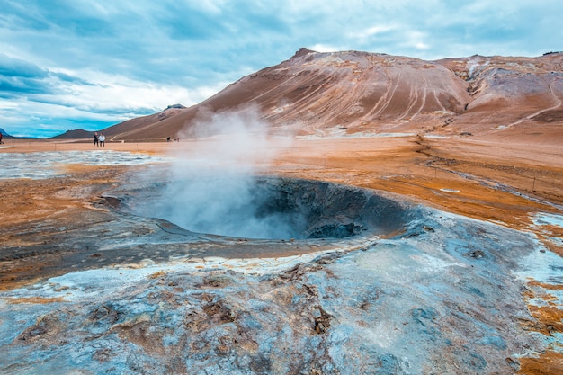 Bela paisagem no parque de Myvatn, com piscinas de água e enxofre fervente. Islândia