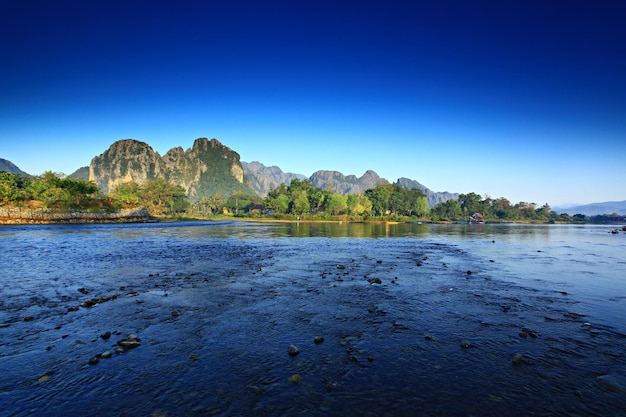 Foto bela paisagem no rio nam song em vang vieng laos