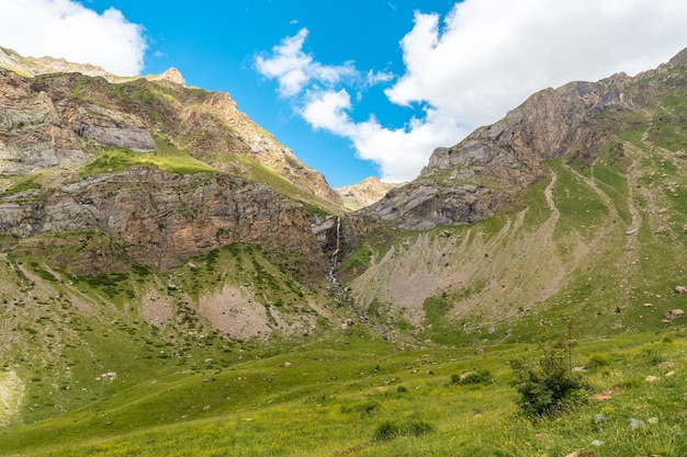 Bela paisagem no vale ripera no verão montanhas dos pirenéus no verão