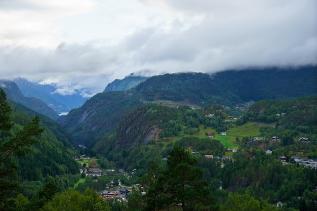 Bela paisagem norueguesa com fiorde em odda, locais turísticos na noruega, cartão postal e papel de parede