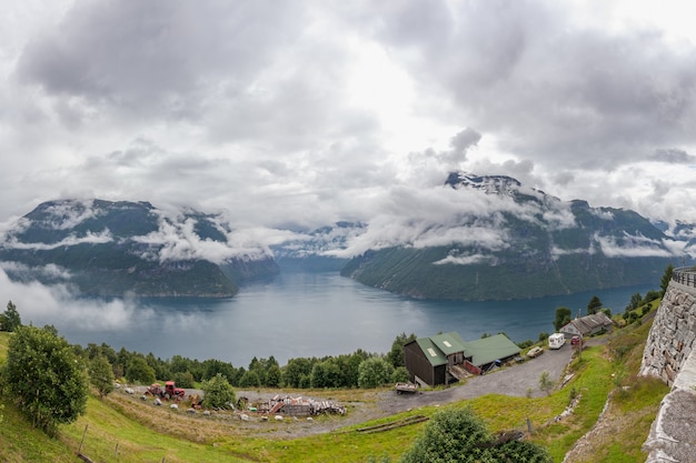 Bela paisagem norueguesa. vista dos fiordes com águas turquesas. reflexão ideal do fiorde da noruega em águas claras. vista panorâmica