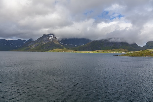 Bela paisagem norueguesa. vista dos fiordes. Reflexão ideal do fiorde da Noruega em águas claras