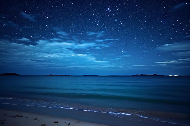 Bela paisagem noturna com céu estrelado sobre o mar e a praia