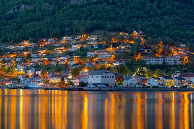 bela paisagem noturna da cidade na praia na Noruega