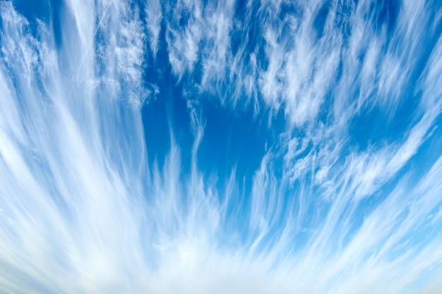 Foto bela paisagem nublada com nuvens cirros no céu azul
