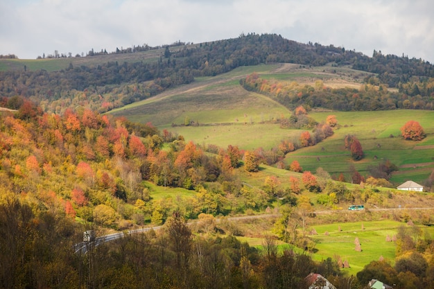 Bela paisagem outonal nas montanhas. Estrada para as montanhas dos Cárpatos