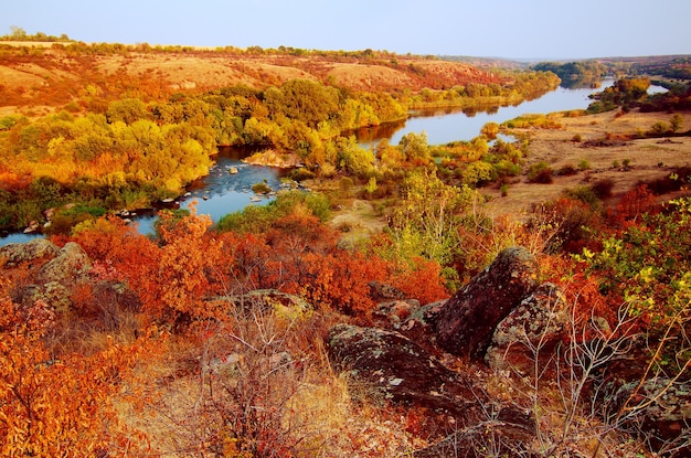 Bela paisagem rural de outono com rio e árvores coloridas, plano de fundo sazonal