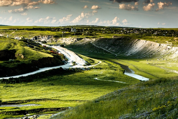 bela paisagem rural na europa com campos verdes e céu azul