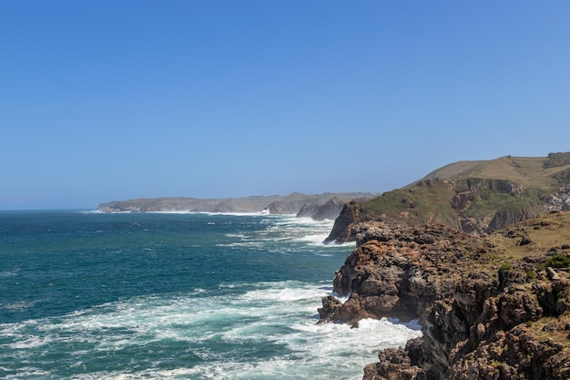 Bela paisagem selvagem de falésias na Cantábria, no norte da Espanha Fantásticas trilhas e natureza