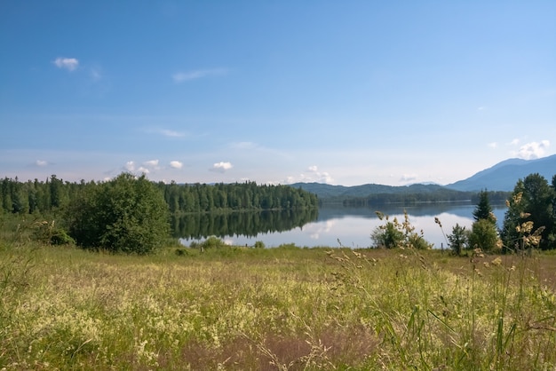 Bela paisagem siberiana. Lago Tagasuk, Rússia