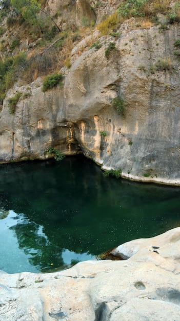 Bela paisagem única, rio de montanha, baía entre as rochas, piscinas naturais SPA, Ontinyent Espanha