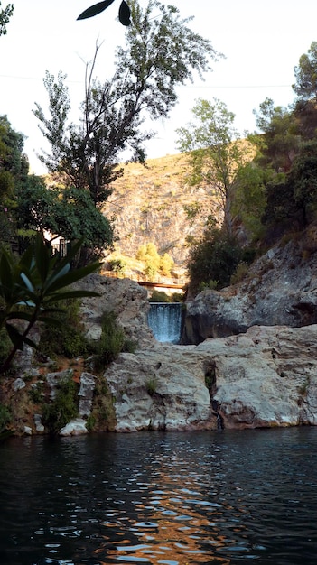 Bela paisagem única, rio de montanha, cachoeira da baía entre as rochas, piscinas naturais, SPA, Espanha