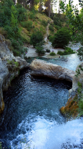 Bela paisagem única, rio de montanha, cachoeira da baía entre as rochas, piscinas naturais, SPA, Espanha