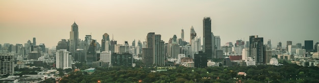 Bela paisagem urbana ao pôr do sol e arranha-céus no centro da cidade de metrópole