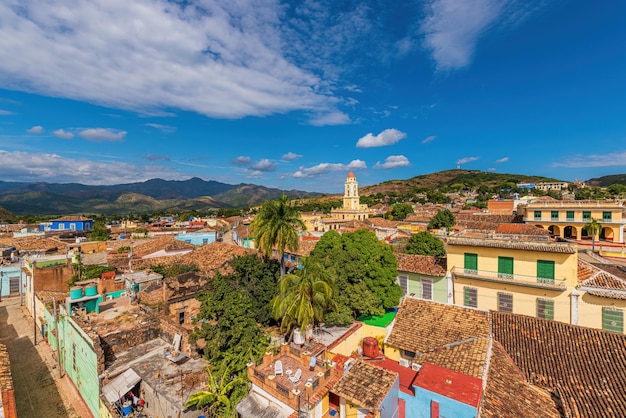 Bela paisagem urbana com um museu nacional da luta contra bandidos ao fundo