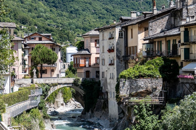 Bela paisagem urbana de Chiavenna na Lombardia Itália