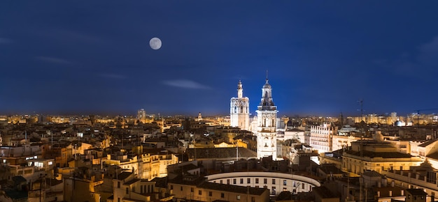 Bela paisagem urbana de valência à noite