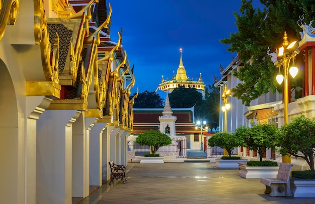 Bela paisagem urbana de wat ratchanatdaram, que significa templo da sobrinha real, vendo o templo da montanha dourada na hora azul em bangkok tailândia