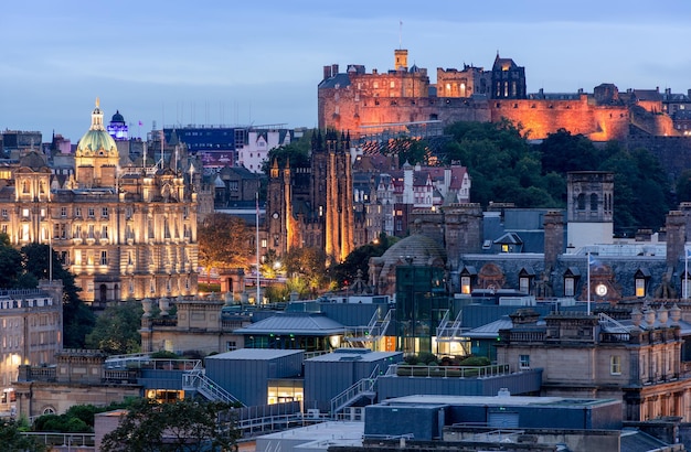 Bela paisagem urbana noturna de edimburgo nas luzes noturnas da escócia