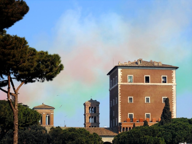 Bela paisagem urbana romana, edifícios antigos, pinheiros italianos, céu as cores da bandeira italiana