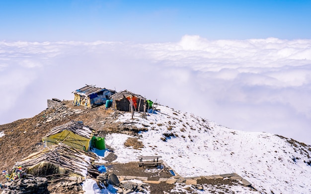 Bela paisagem vista da caminhada da montanha mardi, no nepal.