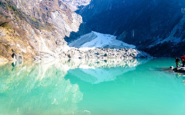 bela paisagem vista do lago glaciar Kapuche Nepal