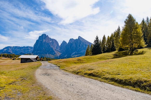 Bela paisagem vista do patrimônio mundial Dolomite Unesco em Alpe di cisles, Ortisei Itália.