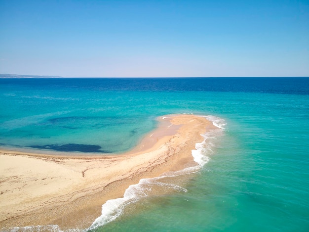 Bela península de areia selvagem