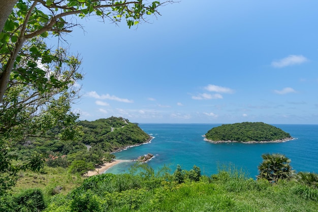 Bela pequena ilha no mar tropical em Phuket, Tailândia Incrível e lindo arquipélago ao redor da Ilha de Phuket Viagem e passeio na Tailândia