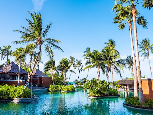 Bela piscina ao ar livre com céu azul no hotel e resort