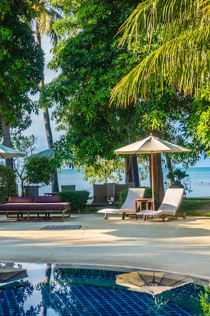 Bela piscina ao ar livre de luxo