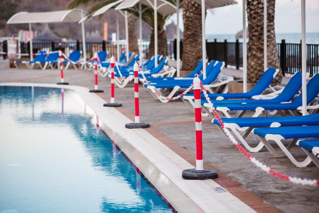 Bela piscina azul com lugares para descansar.