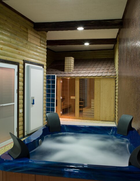 Foto bela piscina com decoração de decoração de sala de sauna