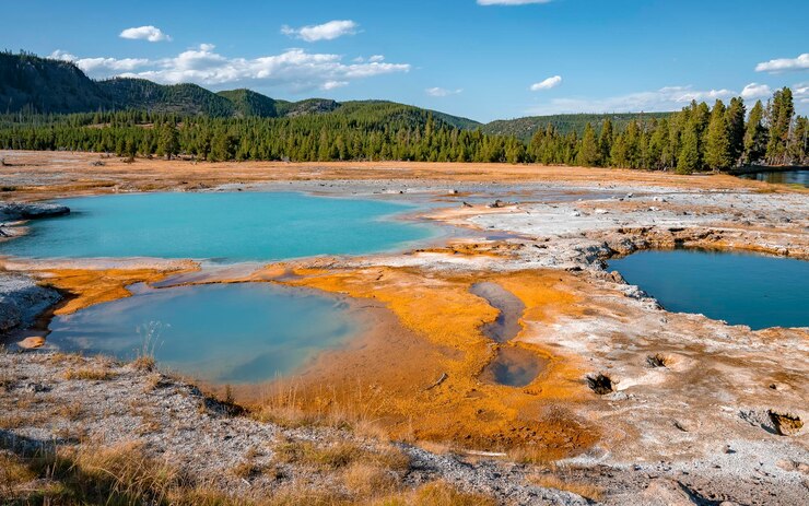 Foto bela piscina de opala preta em meio a uma paisagem geotérmica no parque yellowstone