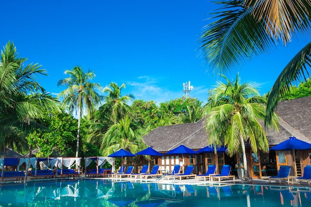 Bela piscina em resort tropical