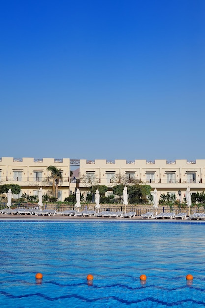 Bela piscina no hotel egípcio com espreguiçadeiras